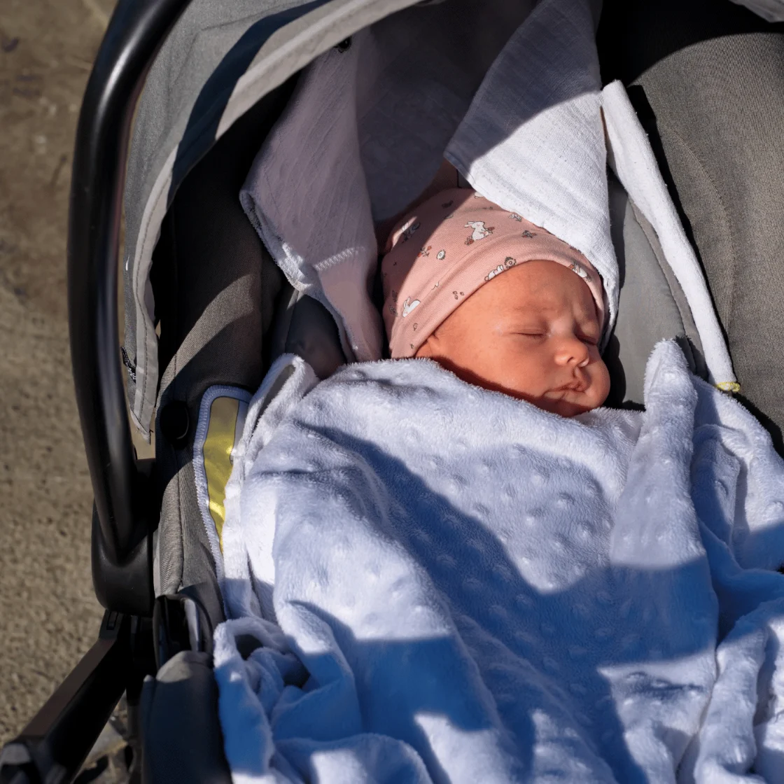 Śpiworek zimowy do wózka – Inwestycja w komfort czy zbędny gadżet?